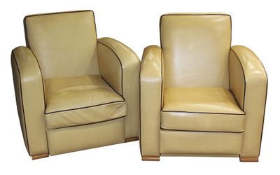 une paire de fauteuils club en cuir crème avec passepoil noir