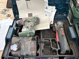 une boîte à outils contenant des outils, posée sur le sol