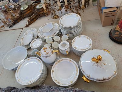 beaucoup d'assiettes et de bols par terre