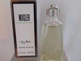 un flacon d'eau de Cologne posé sur une table à côté d'un coffret de parfum