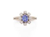 une bague à grappes de saphirs et de diamants