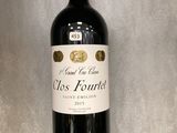 une bouteille de vin posée sur une table