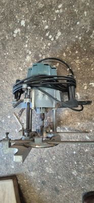 une petite machine posée par terre à côté d'une boîte