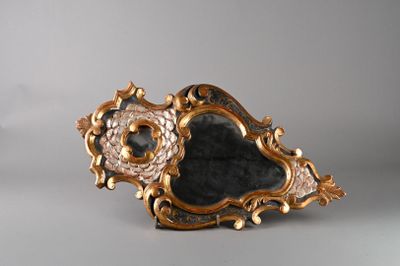un miroir doré et noir posé sur une table