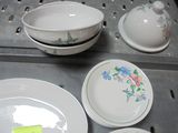 beaucoup d'assiettes et de bols sur l'étagère