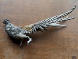 un oiseau en métal posé sur une table