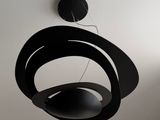 une lampe noire suspendue au plafond dans une pièce