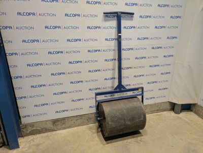 un rouleau de papier posé par terre devant un mur