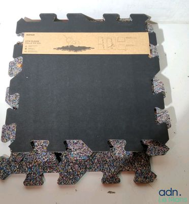 une pièce de puzzle noire posée sur une table