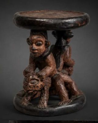 un gros plan d'une table en bois sur laquelle se trouve un singe