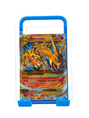 gros plan sur une boîte en plastique bleue contenant une carte pokemon