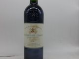 une bouteille de vin posée sur une table