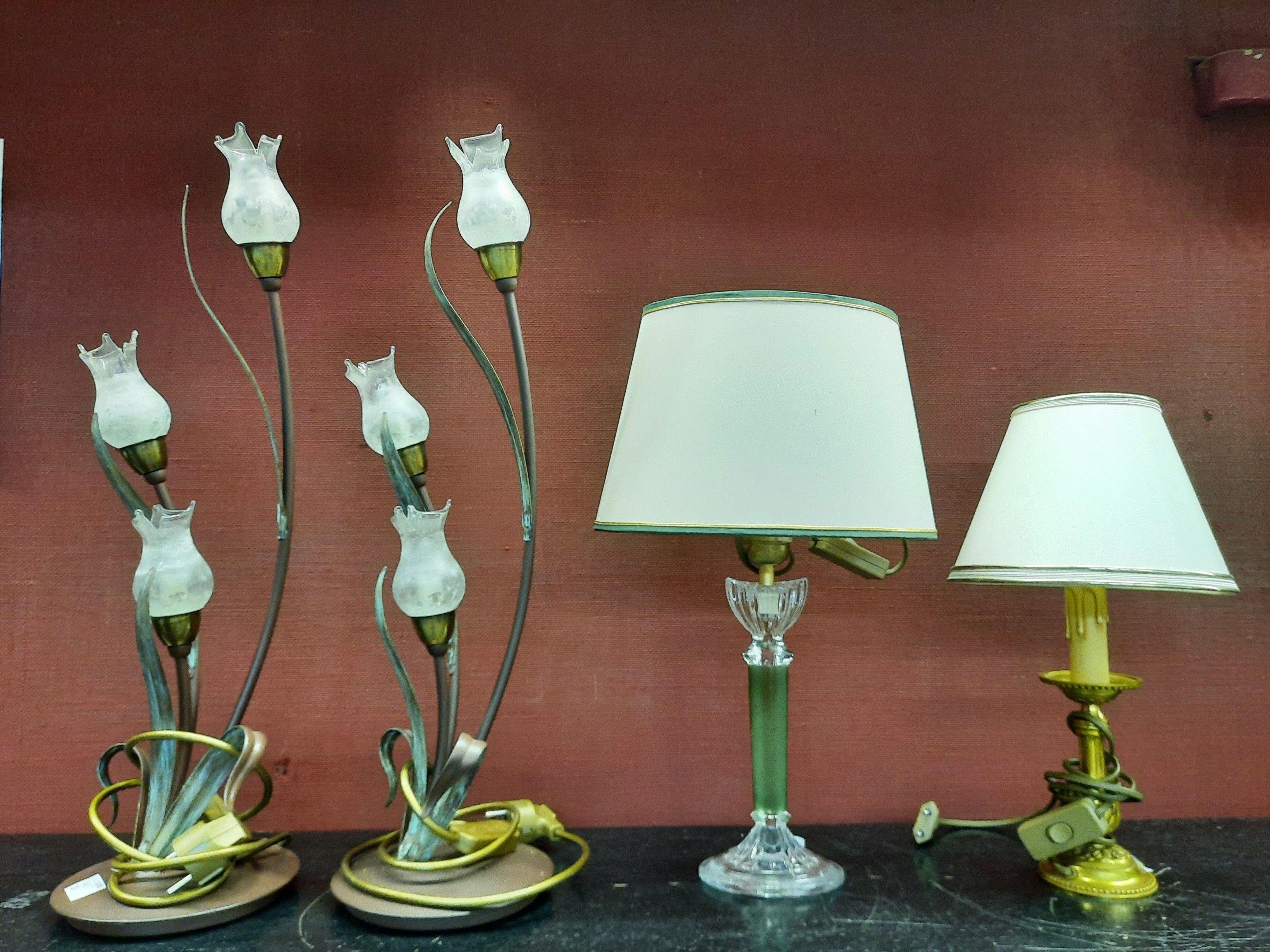 Lot de 4 lampes dont une paire à tiges feuillagées et tulipe…