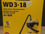 la boîte d'un aspirateur est posée sur une table