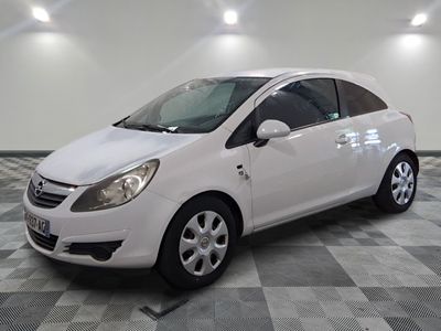 la photo d'une petite voiture blanche garée dans un garage