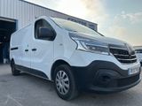 la camionnette blanche est garée devant un bâtiment