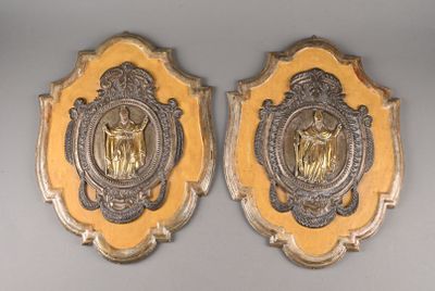 Paire de plaques de dévotion en bois, à décor en étain repou…