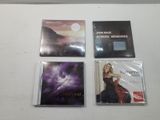 quatre CD accrochés au mur d'une pièce