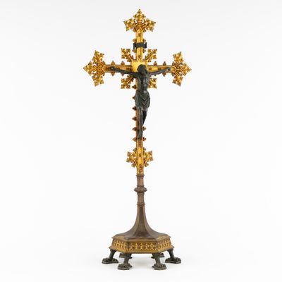 une croix en or sur laquelle est représenté Jésus