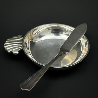 un plateau en argent sur lequel sont posés un couteau et une cuillère