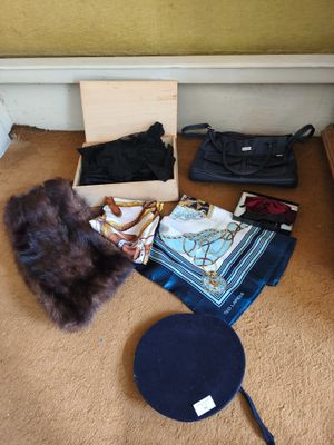une photo montrant un tas de vêtements et un chapeau posés par terre
