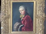 Portrait d'une dame en manteau rouge avec une étole en fourrure