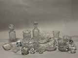 un grand nombre d'objets en verre posés sur une table
