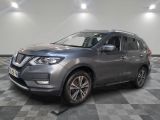 un SUV Nissan gris garé sur un sol à damier dans un garage