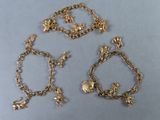 deux bracelets en or et un bracelet orné de breloques
