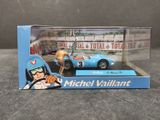 la boîte est ouverte pour montrer la maquette d'une voiture de course bleue