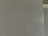 une photo d'un réfrigérateur blanc dans une pièce sale