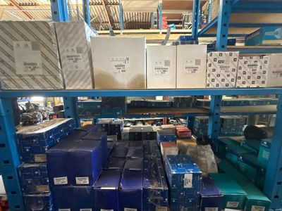 de nombreuses boîtes contenant du matériel électronique, posées sur une étagère dans un entrepôt