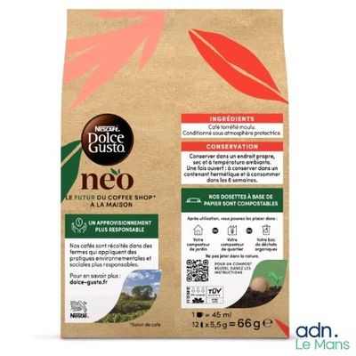 un sachet de grains de café sur lequel est posée une feuille
