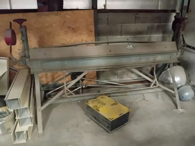 une image d'un établi dans un garage