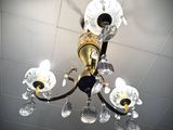 un lustre suspendu au plafond d'une pièce