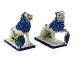 paire de figurines de lions bleues et blanches posées sur un socle bleu