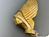 une image représentant une statue en or représentant une tête ailée, à laquelle est attachée une étiquette
