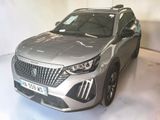 Le SUV argenté est garé dans une pièce blanche au sol blanc.