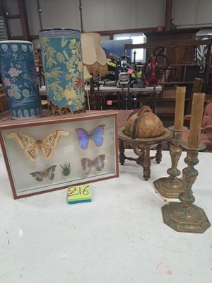 l'image d'une table sur laquelle sont posés de nombreux objets