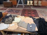 beaucoup de vêtements posés sur une table dans une pièce
