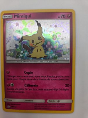 une photo d'une carte Pokémon sur laquelle figure un Pikachu