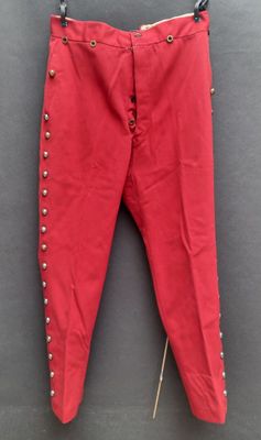 un pantalon rouge suspendu à une corde à linge