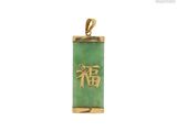 une image représentant un pendentif en jade vert sur lequel figurent des caractères chinois