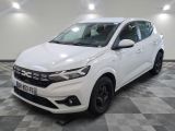 la voiture blanche est garée sur un sol en damier dans le garage