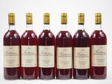six bouteilles de vin sont alignées dans une rangée