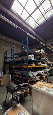 une grande pièce où s'entassent de nombreuses boîtes par terre