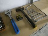 de nombreux outils posés sur une table