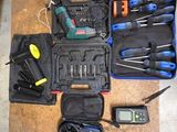 un grand nombre d'outils posés sur une table