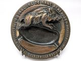 plaque représentant un sanglier sur une assiette, accompagnée de l'inscription : « Le sanglier est un symbole de la Révolution française »