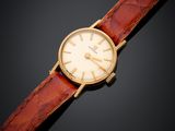 une montre-bracelet plaquée or avec un bracelet en cuir marron